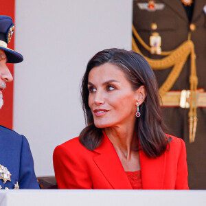 Le roi Felipe VI et la reine Letizia d'Espagne, assistent au défilé militaire à l'occasion de la Journée des forces armées à Oviedo, le 25 mai 2024. L'événement consiste en un hommage au drapeau et aux morts lors d'un défilé terrestre. Défilé de six groupes : Garde Royale, Bataillon de Marines, Escadron Aérien, Groupement de l'UME et de la Garde Civile, Groupement du Régiment Prince, Sapeurs de Montagne et Parachutistes et Groupement de la Légion et des Réguliers, ferme la cavalerie de la Garde Royale et du Sabre Escadron de la Garde Civile. © Royal-ES / Dana Press / Bestimage 