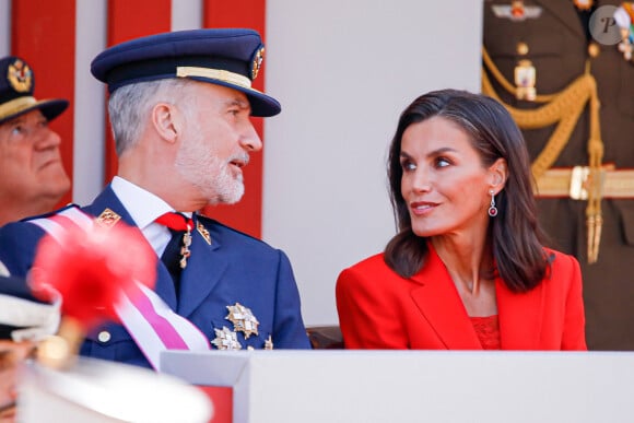 Le roi Felipe VI et la reine Letizia d'Espagne, assistent au défilé militaire à l'occasion de la Journée des forces armées à Oviedo, le 25 mai 2024. L'événement consiste en un hommage au drapeau et aux morts lors d'un défilé terrestre. Défilé de six groupes : Garde Royale, Bataillon de Marines, Escadron Aérien, Groupement de l'UME et de la Garde Civile, Groupement du Régiment Prince, Sapeurs de Montagne et Parachutistes et Groupement de la Légion et des Réguliers, ferme la cavalerie de la Garde Royale et du Sabre Escadron de la Garde Civile. © Royal-ES / Dana Press / Bestimage 