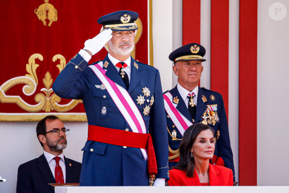 Le roi Felipe VI et la reine Letizia d'Espagne, assistent au défilé militaire à l'occasion de la Journée des forces armées à Oviedo, le 25 mai 2024. L'événement consiste en un hommage au drapeau et aux morts lors d'un défilé terrestre. Défilé de six groupes : Garde Royale, Bataillon de Marines, Escadron Aérien, Groupement de l'UME et de la Garde Civile, Groupement du Régiment Prince, Sapeurs de Montagne et Parachutistes et Groupement de la Légion et des Réguliers, ferme la cavalerie de la Garde Royale et du Sabre Escadron de la Garde Civile. © Royal-ES / Dana Press / Bestimage 