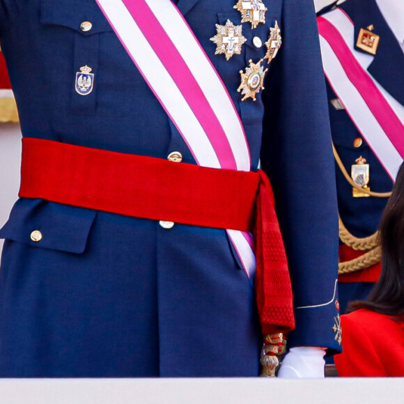 Le roi Felipe VI et la reine Letizia d'Espagne, assistent au défilé militaire à l'occasion de la Journée des forces armées à Oviedo, le 25 mai 2024. L'événement consiste en un hommage au drapeau et aux morts lors d'un défilé terrestre. Défilé de six groupes : Garde Royale, Bataillon de Marines, Escadron Aérien, Groupement de l'UME et de la Garde Civile, Groupement du Régiment Prince, Sapeurs de Montagne et Parachutistes et Groupement de la Légion et des Réguliers, ferme la cavalerie de la Garde Royale et du Sabre Escadron de la Garde Civile. © Royal-ES / Dana Press / Bestimage 