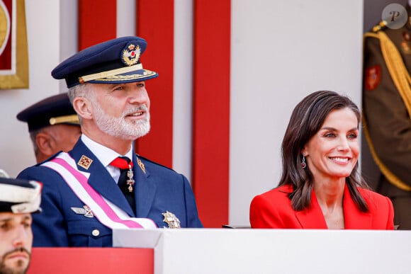 Une entorse dont la famille royale ne lui tiendra jamais rigueur
Le roi Felipe VI et la reine Letizia d'Espagne, assistent au défilé militaire à l'occasion de la Journée des forces armées à Oviedo, le 25 mai 2024. L'événement consiste en un hommage au drapeau et aux morts lors d'un défilé terrestre. Défilé de six groupes : Garde Royale, Bataillon de Marines, Escadron Aérien, Groupement de l'UME et de la Garde Civile, Groupement du Régiment Prince, Sapeurs de Montagne et Parachutistes et Groupement de la Légion et des Réguliers, ferme la cavalerie de la Garde Royale et du Sabre Escadron de la Garde Civile. © Royal-ES / Dana Press / Bestimage 