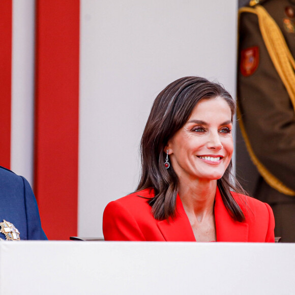 Une entorse dont la famille royale ne lui tiendra jamais rigueur
Le roi Felipe VI et la reine Letizia d'Espagne, assistent au défilé militaire à l'occasion de la Journée des forces armées à Oviedo, le 25 mai 2024. L'événement consiste en un hommage au drapeau et aux morts lors d'un défilé terrestre. Défilé de six groupes : Garde Royale, Bataillon de Marines, Escadron Aérien, Groupement de l'UME et de la Garde Civile, Groupement du Régiment Prince, Sapeurs de Montagne et Parachutistes et Groupement de la Légion et des Réguliers, ferme la cavalerie de la Garde Royale et du Sabre Escadron de la Garde Civile. © Royal-ES / Dana Press / Bestimage 