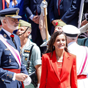 Le roi Felipe VI et la reine Letizia d'Espagne, assistent au défilé militaire à l'occasion de la Journée des forces armées à Oviedo, le 25 mai 2024. L'événement consiste en un hommage au drapeau et aux morts lors d'un défilé terrestre. Défilé de six groupes : Garde Royale, Bataillon de Marines, Escadron Aérien, Groupement de l'UME et de la Garde Civile, Groupement du Régiment Prince, Sapeurs de Montagne et Parachutistes et Groupement de la Légion et des Réguliers, ferme la cavalerie de la Garde Royale et du Sabre Escadron de la Garde Civile. © Royal-ES / Dana Press / Bestimage 