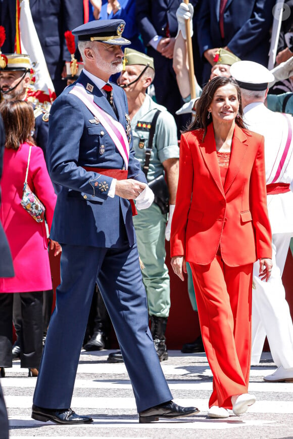 Le roi Felipe VI et la reine Letizia d'Espagne, assistent au défilé militaire à l'occasion de la Journée des forces armées à Oviedo, le 25 mai 2024. L'événement consiste en un hommage au drapeau et aux morts lors d'un défilé terrestre. Défilé de six groupes : Garde Royale, Bataillon de Marines, Escadron Aérien, Groupement de l'UME et de la Garde Civile, Groupement du Régiment Prince, Sapeurs de Montagne et Parachutistes et Groupement de la Légion et des Réguliers, ferme la cavalerie de la Garde Royale et du Sabre Escadron de la Garde Civile. © Royal-ES / Dana Press / Bestimage 