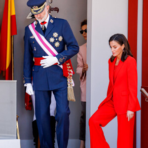 Le roi Felipe VI et la reine Letizia d'Espagne, assistent au défilé militaire à l'occasion de la Journée des forces armées à Oviedo, le 25 mai 2024. L'événement consiste en un hommage au drapeau et aux morts lors d'un défilé terrestre. Défilé de six groupes : Garde Royale, Bataillon de Marines, Escadron Aérien, Groupement de l'UME et de la Garde Civile, Groupement du Régiment Prince, Sapeurs de Montagne et Parachutistes et Groupement de la Légion et des Réguliers, ferme la cavalerie de la Garde Royale et du Sabre Escadron de la Garde Civile. © Royal-ES / Dana Press / Bestimage 