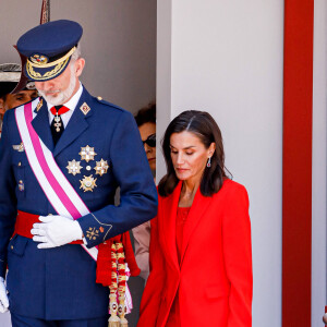 Le roi Felipe VI et la reine Letizia d'Espagne, assistent au défilé militaire à l'occasion de la Journée des forces armées à Oviedo, le 25 mai 2024. L'événement consiste en un hommage au drapeau et aux morts lors d'un défilé terrestre. Défilé de six groupes : Garde Royale, Bataillon de Marines, Escadron Aérien, Groupement de l'UME et de la Garde Civile, Groupement du Régiment Prince, Sapeurs de Montagne et Parachutistes et Groupement de la Légion et des Réguliers, ferme la cavalerie de la Garde Royale et du Sabre Escadron de la Garde Civile. © Royal-ES / Dana Press / Bestimage 