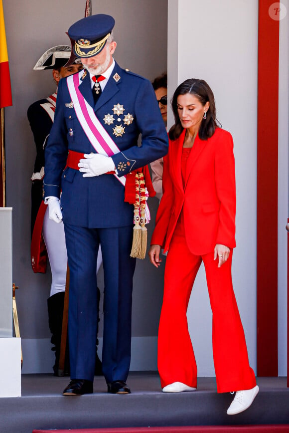 Le roi Felipe VI et la reine Letizia d'Espagne, assistent au défilé militaire à l'occasion de la Journée des forces armées à Oviedo, le 25 mai 2024. L'événement consiste en un hommage au drapeau et aux morts lors d'un défilé terrestre. Défilé de six groupes : Garde Royale, Bataillon de Marines, Escadron Aérien, Groupement de l'UME et de la Garde Civile, Groupement du Régiment Prince, Sapeurs de Montagne et Parachutistes et Groupement de la Légion et des Réguliers, ferme la cavalerie de la Garde Royale et du Sabre Escadron de la Garde Civile. © Royal-ES / Dana Press / Bestimage 