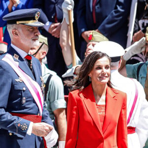 Puisqu'elle a débarqué en costume et baskets blanches quand la tradition demande une tenue chic et sophistiquée
Le roi Felipe VI et la reine Letizia d'Espagne, assistent au défilé militaire à l'occasion de la Journée des forces armées à Oviedo, le 25 mai 2024. L'événement consiste en un hommage au drapeau et aux morts lors d'un défilé terrestre. Défilé de six groupes : Garde Royale, Bataillon de Marines, Escadron Aérien, Groupement de l'UME et de la Garde Civile, Groupement du Régiment Prince, Sapeurs de Montagne et Parachutistes et Groupement de la Légion et des Réguliers, ferme la cavalerie de la Garde Royale et du Sabre Escadron de la Garde Civile. © Royal-ES / Dana Press / Bestimage 