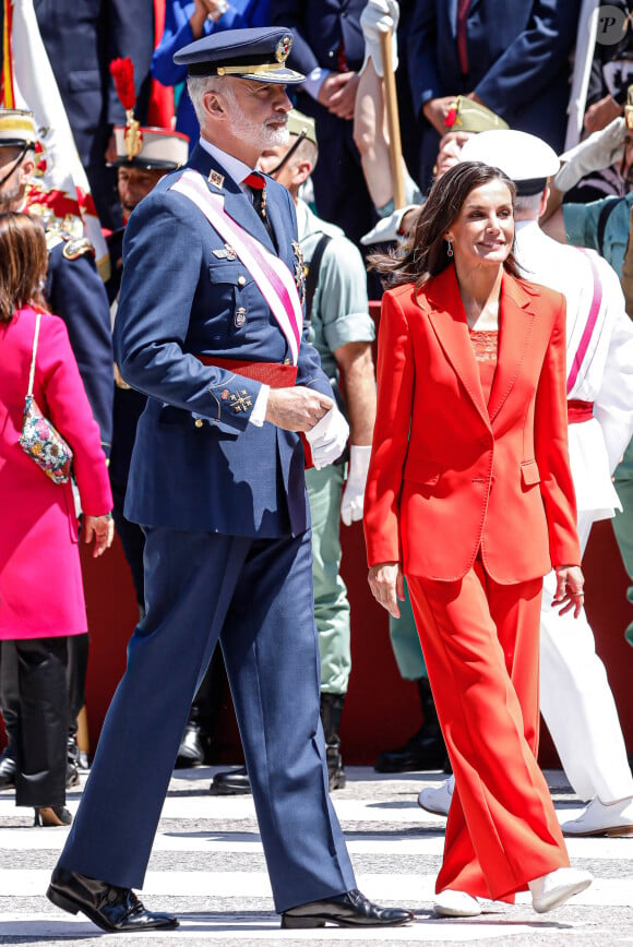 Puisqu'elle a débarqué en costume et baskets blanches quand la tradition demande une tenue chic et sophistiquée
Le roi Felipe VI et la reine Letizia d'Espagne, assistent au défilé militaire à l'occasion de la Journée des forces armées à Oviedo, le 25 mai 2024. L'événement consiste en un hommage au drapeau et aux morts lors d'un défilé terrestre. Défilé de six groupes : Garde Royale, Bataillon de Marines, Escadron Aérien, Groupement de l'UME et de la Garde Civile, Groupement du Régiment Prince, Sapeurs de Montagne et Parachutistes et Groupement de la Légion et des Réguliers, ferme la cavalerie de la Garde Royale et du Sabre Escadron de la Garde Civile. © Royal-ES / Dana Press / Bestimage 