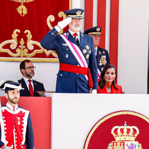 Le roi Felipe VI et la reine Letizia d'Espagne, assistent au défilé militaire à l'occasion de la Journée des forces armées à Oviedo, le 25 mai 2024. L'événement consiste en un hommage au drapeau et aux morts lors d'un défilé terrestre. Défilé de six groupes : Garde Royale, Bataillon de Marines, Escadron Aérien, Groupement de l'UME et de la Garde Civile, Groupement du Régiment Prince, Sapeurs de Montagne et Parachutistes et Groupement de la Légion et des Réguliers, ferme la cavalerie de la Garde Royale et du Sabre Escadron de la Garde Civile. © Royal-ES / Dana Press / Bestimage 