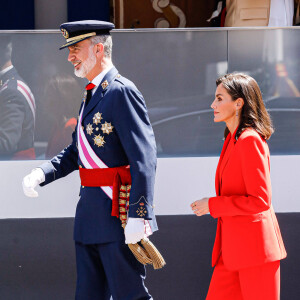 Un événement au cours duquel Letizia a une nouvelle fois brisé le protocole 
Le roi Felipe VI et la reine Letizia d'Espagne, assistent au défilé militaire à l'occasion de la Journée des forces armées à Oviedo, le 25 mai 2024. L'événement consiste en un hommage au drapeau et aux morts lors d'un défilé terrestre. Défilé de six groupes : Garde Royale, Bataillon de Marines, Escadron Aérien, Groupement de l'UME et de la Garde Civile, Groupement du Régiment Prince, Sapeurs de Montagne et Parachutistes et Groupement de la Légion et des Réguliers, ferme la cavalerie de la Garde Royale et du Sabre Escadron de la Garde Civile. © Royal-ES / Dana Press / Bestimage 