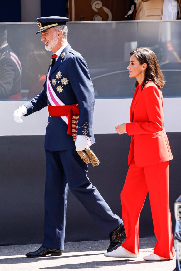 Un événement au cours duquel Letizia a une nouvelle fois brisé le protocole 
Le roi Felipe VI et la reine Letizia d'Espagne, assistent au défilé militaire à l'occasion de la Journée des forces armées à Oviedo, le 25 mai 2024. L'événement consiste en un hommage au drapeau et aux morts lors d'un défilé terrestre. Défilé de six groupes : Garde Royale, Bataillon de Marines, Escadron Aérien, Groupement de l'UME et de la Garde Civile, Groupement du Régiment Prince, Sapeurs de Montagne et Parachutistes et Groupement de la Légion et des Réguliers, ferme la cavalerie de la Garde Royale et du Sabre Escadron de la Garde Civile. © Royal-ES / Dana Press / Bestimage 