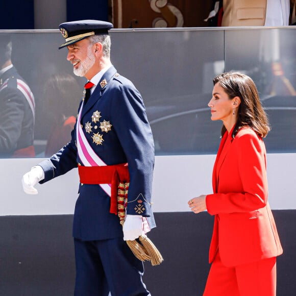 Un événement au cours duquel Letizia a une nouvelle fois brisé le protocole 
Le roi Felipe VI et la reine Letizia d'Espagne, assistent au défilé militaire à l'occasion de la Journée des forces armées à Oviedo, le 25 mai 2024. L'événement consiste en un hommage au drapeau et aux morts lors d'un défilé terrestre. Défilé de six groupes : Garde Royale, Bataillon de Marines, Escadron Aérien, Groupement de l'UME et de la Garde Civile, Groupement du Régiment Prince, Sapeurs de Montagne et Parachutistes et Groupement de la Légion et des Réguliers, ferme la cavalerie de la Garde Royale et du Sabre Escadron de la Garde Civile. © Royal-ES / Dana Press / Bestimage 