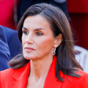 Felipe VI et Letizia d'Espagne étaient de sortie ce week-end
Le roi Felipe VI et la reine Letizia d'Espagne, assistent au défilé militaire à l'occasion de la Journée des forces armées à Oviedo. L'événement consiste en un hommage au drapeau et aux morts lors d'un défilé terrestre. Défilé de six groupes : Garde Royale, Bataillon de Marines, Escadron Aérien, Groupement de l'UME et de la Garde Civile, Groupement du Régiment Prince, Sapeurs de Montagne et Parachutistes et Groupement de la Légion et des Réguliers, ferme la cavalerie de la Garde Royale et du Sabre Escadron de la Garde Civile. © Royal-ES / Dana Press / Bestimage 