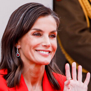 Le roi Felipe VI et la reine Letizia d'Espagne, assistent au défilé militaire à l'occasion de la Journée des forces armées à Oviedo, le 25 mai 2024. L'événement consiste en un hommage au drapeau et aux morts lors d'un défilé terrestre. Défilé de six groupes : Garde Royale, Bataillon de Marines, Escadron Aérien, Groupement de l'UME et de la Garde Civile, Groupement du Régiment Prince, Sapeurs de Montagne et Parachutistes et Groupement de la Légion et des Réguliers, ferme la cavalerie de la Garde Royale et du Sabre Escadron de la Garde Civile. © Royal-ES / Dana Press / Bestimage 