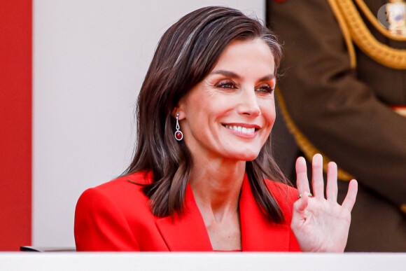 Le roi Felipe VI et la reine Letizia d'Espagne, assistent au défilé militaire à l'occasion de la Journée des forces armées à Oviedo, le 25 mai 2024. L'événement consiste en un hommage au drapeau et aux morts lors d'un défilé terrestre. Défilé de six groupes : Garde Royale, Bataillon de Marines, Escadron Aérien, Groupement de l'UME et de la Garde Civile, Groupement du Régiment Prince, Sapeurs de Montagne et Parachutistes et Groupement de la Légion et des Réguliers, ferme la cavalerie de la Garde Royale et du Sabre Escadron de la Garde Civile. © Royal-ES / Dana Press / Bestimage 