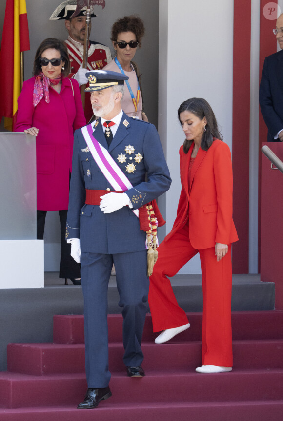 Le roi Felipe VI et la reine Letizia d'Espagne, assistent au défilé militaire à l'occasion de la Journée des forces armées à Oviedo, le 25 mai 2024. L'événement consiste en un hommage au drapeau et aux morts lors d'un défilé terrestre. Défilé de six groupes : Garde Royale, Bataillon de Marines, Escadron Aérien, Groupement de l'UME et de la Garde Civile, Groupement du Régiment Prince, Sapeurs de Montagne et Parachutistes et Groupement de la Légion et des Réguliers, ferme la cavalerie de la Garde Royale et du Sabre Escadron de la Garde Civile.