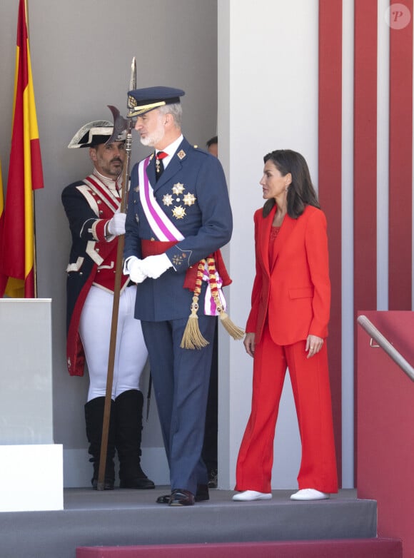 Le roi Felipe VI et la reine Letizia d'Espagne, assistent au défilé militaire à l'occasion de la Journée des forces armées à Oviedo, le 25 mai 2024. L'événement consiste en un hommage au drapeau et aux morts lors d'un défilé terrestre. Défilé de six groupes : Garde Royale, Bataillon de Marines, Escadron Aérien, Groupement de l'UME et de la Garde Civile, Groupement du Régiment Prince, Sapeurs de Montagne et Parachutistes et Groupement de la Légion et des Réguliers, ferme la cavalerie de la Garde Royale et du Sabre Escadron de la Garde Civile.