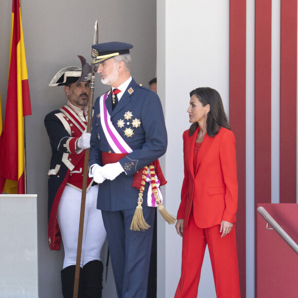 Le roi Felipe VI et la reine Letizia d'Espagne, assistent au défilé militaire à l'occasion de la Journée des forces armées à Oviedo, le 25 mai 2024. L'événement consiste en un hommage au drapeau et aux morts lors d'un défilé terrestre. Défilé de six groupes : Garde Royale, Bataillon de Marines, Escadron Aérien, Groupement de l'UME et de la Garde Civile, Groupement du Régiment Prince, Sapeurs de Montagne et Parachutistes et Groupement de la Légion et des Réguliers, ferme la cavalerie de la Garde Royale et du Sabre Escadron de la Garde Civile.