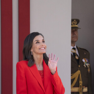 Le roi Felipe VI et la reine Letizia d'Espagne, assistent au défilé militaire à l'occasion de la Journée des forces armées à Oviedo, le 25 mai 2024. L'événement consiste en un hommage au drapeau et aux morts lors d'un défilé terrestre. Défilé de six groupes : Garde Royale, Bataillon de Marines, Escadron Aérien, Groupement de l'UME et de la Garde Civile, Groupement du Régiment Prince, Sapeurs de Montagne et Parachutistes et Groupement de la Légion et des Réguliers, ferme la cavalerie de la Garde Royale et du Sabre Escadron de la Garde Civile.