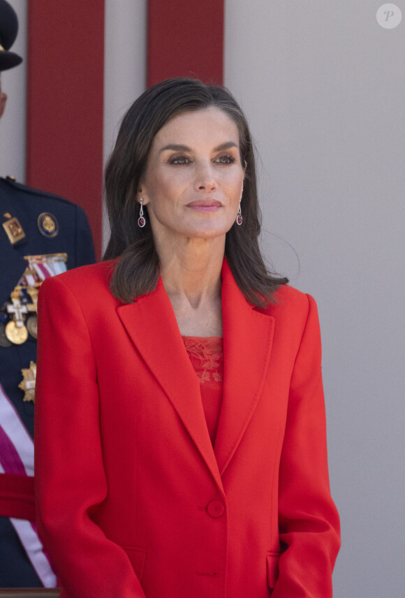 Le roi Felipe VI et la reine Letizia d'Espagne, assistent au défilé militaire à l'occasion de la Journée des forces armées à Oviedo, le 25 mai 2024. L'événement consiste en un hommage au drapeau et aux morts lors d'un défilé terrestre. Défilé de six groupes : Garde Royale, Bataillon de Marines, Escadron Aérien, Groupement de l'UME et de la Garde Civile, Groupement du Régiment Prince, Sapeurs de Montagne et Parachutistes et Groupement de la Légion et des Réguliers, ferme la cavalerie de la Garde Royale et du Sabre Escadron de la Garde Civile.