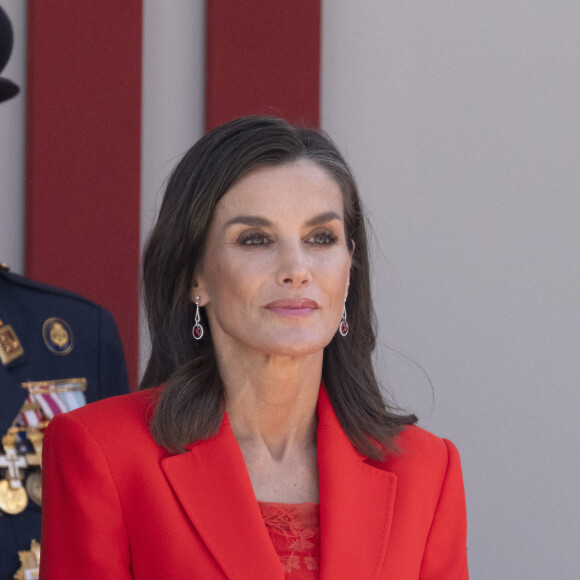 Le roi Felipe VI et la reine Letizia d'Espagne, assistent au défilé militaire à l'occasion de la Journée des forces armées à Oviedo, le 25 mai 2024. L'événement consiste en un hommage au drapeau et aux morts lors d'un défilé terrestre. Défilé de six groupes : Garde Royale, Bataillon de Marines, Escadron Aérien, Groupement de l'UME et de la Garde Civile, Groupement du Régiment Prince, Sapeurs de Montagne et Parachutistes et Groupement de la Légion et des Réguliers, ferme la cavalerie de la Garde Royale et du Sabre Escadron de la Garde Civile.