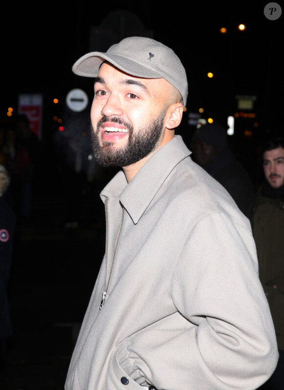 La blague n'a pas loupé et Oli s'est retrouvé avec la gorge en feu

Oli (Olivio Ordonez) - Arrivées des personnalités au défilé AMI collection homme automne/hiver 2024/2025 lors de la fashion week à Paris (PFW) le 18 janvier 2024. © Denis Guignebourg / Bestimage