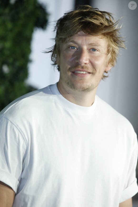 C'est Gérémy Crédeville.
Gérémy Crédeville lors du photocall de 'En Famille' lors du 62ème Festival de Télévision de Monte-Carlo, à Monaco, le 19 Juin 2023. © Denis Guignebourg/BestImage