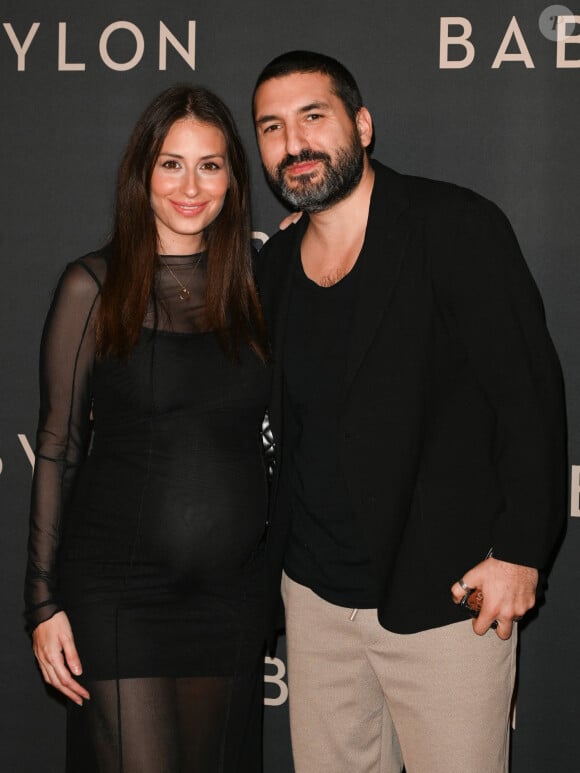 Ibrahim Maalouf et sa femme Hiba Tawaji (enceinte) à la première du film "Babylon" au cinéma Le Grand Rex à Paris, France, le 14 janvier 2023. © Coadic Guirec/Bestimage