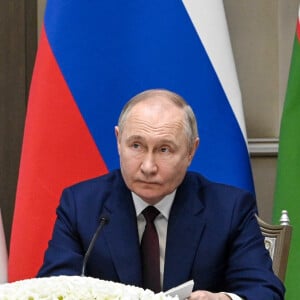 Le président russe Vladimir Poutine assiste à une cérémonie de signature des documents sur la coopération bilatérale au palais présidentiel de Kuksaroy à Tachkent, le 27 mai 2024. 