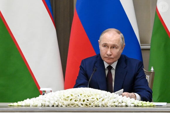 Le président russe Vladimir Poutine assiste à une cérémonie de signature des documents sur la coopération bilatérale au palais présidentiel de Kuksaroy à Tachkent, le 27 mai 2024. 