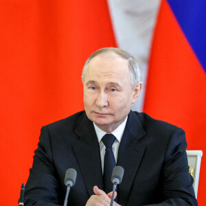 Le président russe Vladimir Poutine et Hamed ben Issa Al Khalifa, roi de Bahreïn signent des accords de coopération entre leurs deux pays à Moscou, le 23 mai 2024. 