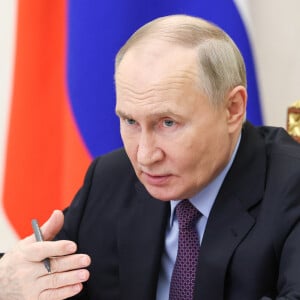 Vladimir Poutine en visio-conférence depuis l'un de ses bureaux en Russie. 