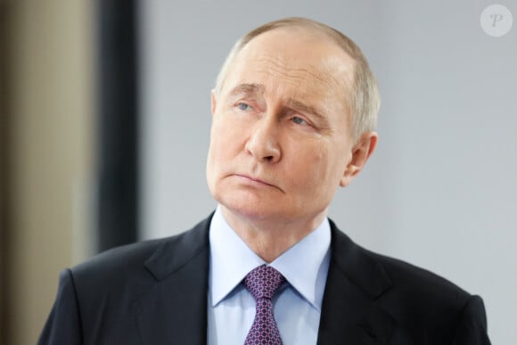 Le président russe est actuellement engagé dans une guerre contre l'Ukraine
Le président russe Vladimir Poutine et Svetl Ana Chupsheva, PDG de l'Agence pour les initiatives stratégiques (ASI) visitent une exposition à Moscou, le 22 mai 2024. 