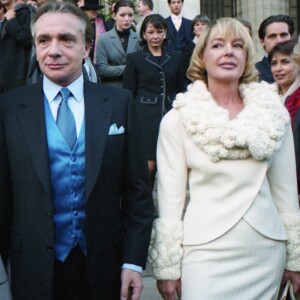 D'abord marié à Françoise Pettré, danseuse professionnelle au Châtelet et à l'opéra de Paris,Michel Sardou avait épousé la même année de son premier divorce, Élisabeth Haas
Archives - Ivana Gobbi, Michel Sardou et son ex-femme Élisabeth Haas (Babette) - Mariage de Romain Sardou et Francesca Gobbi en l'église La Madeleine à Paris.