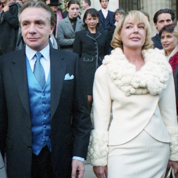 D'abord marié à Françoise Pettré, danseuse professionnelle au Châtelet et à l'opéra de Paris,Michel Sardou avait épousé la même année de son premier divorce, Élisabeth Haas
Archives - Ivana Gobbi, Michel Sardou et son ex-femme Élisabeth Haas (Babette) - Mariage de Romain Sardou et Francesca Gobbi en l'église La Madeleine à Paris.