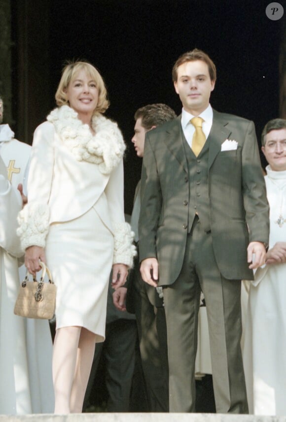 Elisabeth Haas est la mère de ses fils Romain, né le 6 janvier 1974 et Davy, né le 1er juin 1978. 
Archives - Romain Sardou et sa mère Élisabeth Haas (Babette) - Mariage de Romain Sardou et Francesca Gobbi en l'église La Madeleine à Paris. Le 16 octobre 1999 © Jean-Claude Woestelenadt / Bestimage