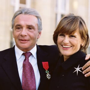 Désormais marié à Anne-Marie Périer depuis octobre 1999, l'interprète du titre "La Maladie d'amour" avait raconté sa troisième demande en mariage des plus folles
Archives : Michel Sardou et Anne-Marie Périer