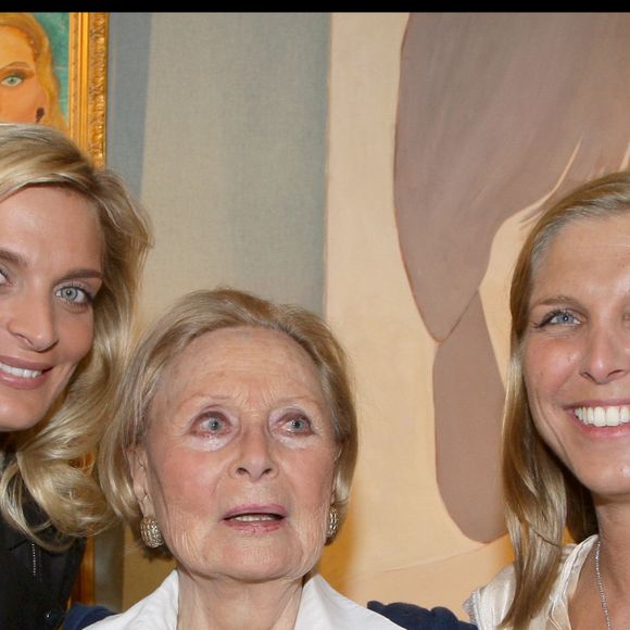 Les deux femmes ont fini par se réconcilier et ont passé les dernières années de la vie de Michèle Morgan à rattraper le temps perdu...
Michèle Morgan et ses petites-filles Sarah Marshall et Deborah Marshall - Vernissage d'une exposition d'oeuvres inédites de Michèle Morgan intitulée Inclusions et Portraits à la galerie Pierre Cardin rue Duras à Paris