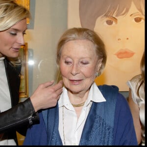 Mais la grand-mère et sa petite-fille se sont brouillées durant deux ans
Michèle Morgan et Sarah Marshall - Vernissage d'une exposition d'oeuvres inédites de Michèle Morgan intitulée Inclusions et Portraits à la galerie Pierre Cardin rue Duras à Paris