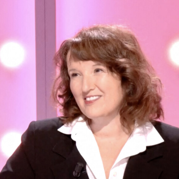Première émission "Les Grands du Rire" présentée par Bernard Montiel et Isabelle Morizet et diffusée le 1er juin sur C8 avec comme invitée Anne Roumanoff.