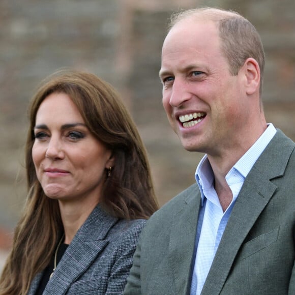 Actuellement en plein traitement depuis qu'elle a annoncé être atteinte d'un cancer, Kate Middleton, en retrait, peut compter sur le soutien de ses proches dont William
Le prince William et la princesse Kate (Middleton) de Galles en visite à l'association caritative We Are Farming Minds à Kings Pitt Farm à Hereford.