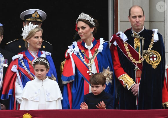 Et qui devrait lui donner encore un peu plus de force pour affronter la maladie !
Archives : Kate Middleton, le prince William et leurs enfants Charlotte et Louis.