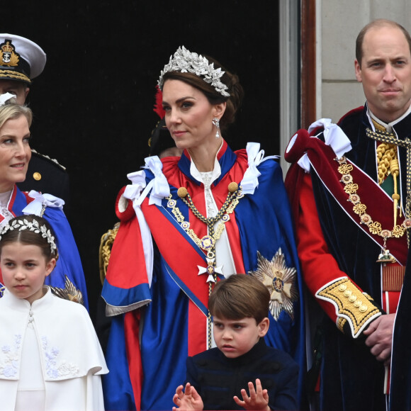 Et qui devrait lui donner encore un peu plus de force pour affronter la maladie !
Archives : Kate Middleton, le prince William et leurs enfants Charlotte et Louis.