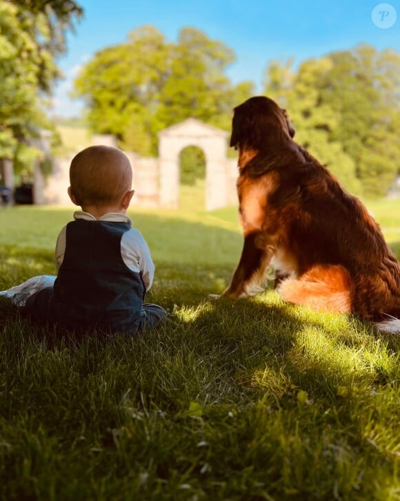 Assis dans l'herbe, on découvre le fils de James avec sa femme et leurs chiens.