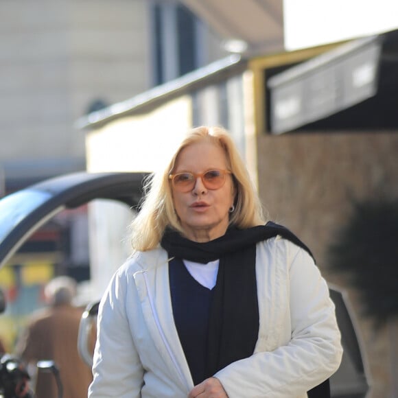 Sylvie Vartan, très souriante, pose pour les photographes à la sortie de l'institut de beauté Carlota avec son chauffeur et son chien Muffin à Paris, le 16 février 2018. 