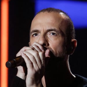 de Calogero qui n'a pas du tout plu au chanteur : l'utilisation sans son accord de sa chanson 1987. Il a donc décidé de s'exprimer sur ses réseaux sociaux dans un communiqué.
Exclusif - Calogero - Enregistrement de l'émission "La fête de la Chanson française" au Dôme à Paris, présentée par L.Thilleman et A.Manoukian, et diffusée le 22 décembre sur France 3 © Christophe Clovis / Bestimage 