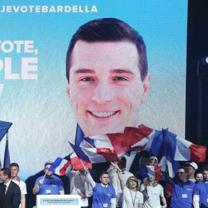 Un rendez-vous donc important pour Bardella avant le vote du 9 juin. Mais il y a un moment de cet événement qui est remonté aux oreilles 
Marine Le Pen et Jordan Bardella - Meeting du Rassemblement National pour les élections européennes à Paris. Le 2 juin 2024 © Jonathan Rebboah / Panoramic / Bestimage