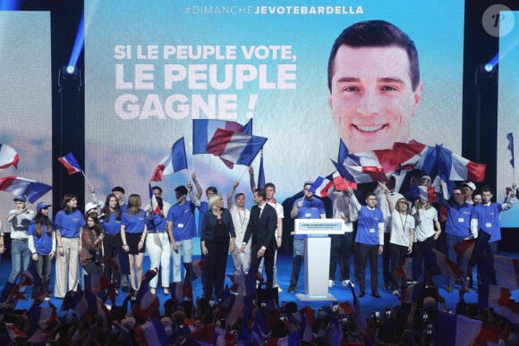 Un rendez-vous donc important pour Bardella avant le vote du 9 juin. Mais il y a un moment de cet événement qui est remonté aux oreilles 
Marine Le Pen et Jordan Bardella - Meeting du Rassemblement National pour les élections européennes à Paris. Le 2 juin 2024 © Jonathan Rebboah / Panoramic / Bestimage