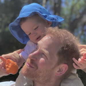 Le prince Harry, duc de Sussex et Meghan Markle, duchesse de Sussex, avec leurs enfants Archie et Lilibet. 